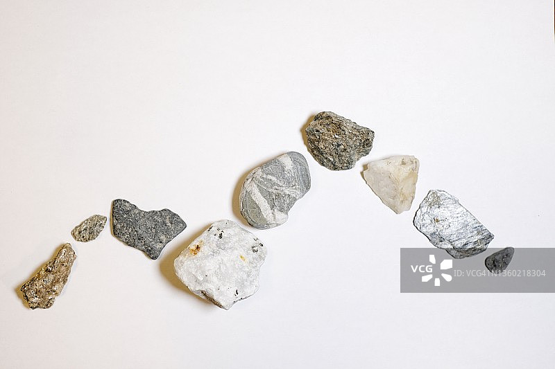 白色背景上的加密货币价格趋势与石块图片素材