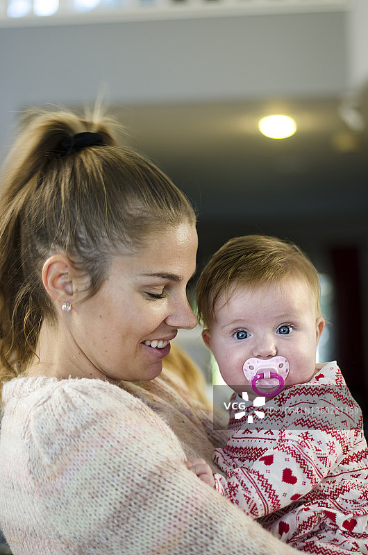 年轻的母亲抱着婴儿图片素材