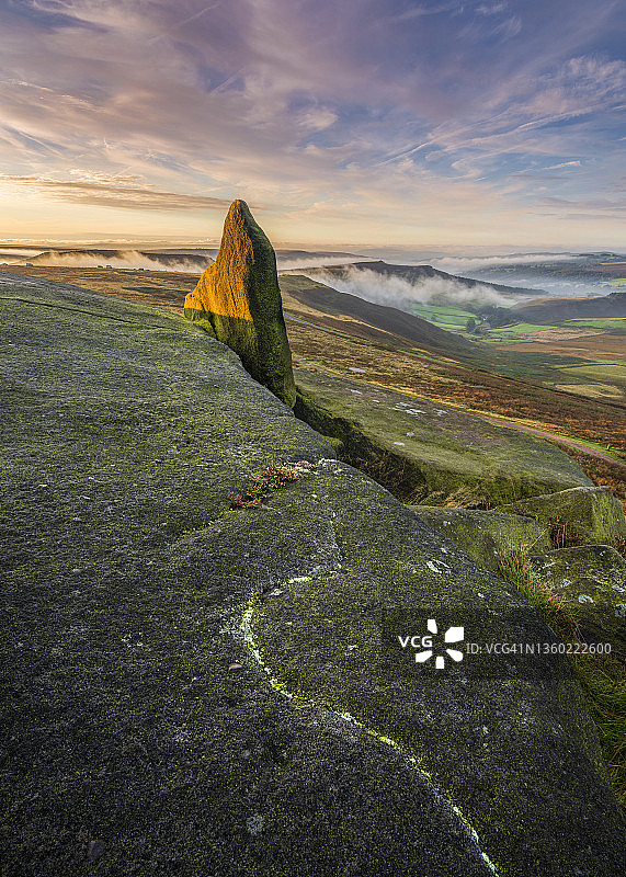 德比郡峰区斯塔纳奇边缘日出及周边丘陵图片素材
