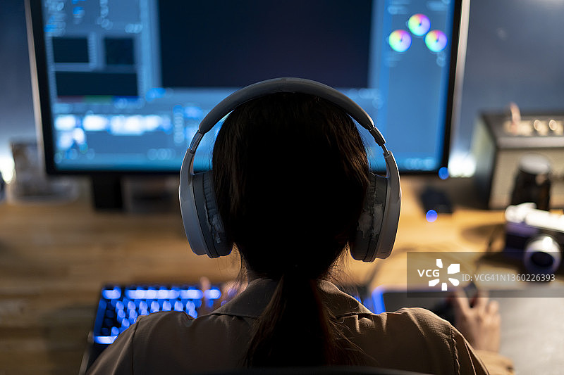 女视频编辑在个人电脑上处理素材和声音图片素材