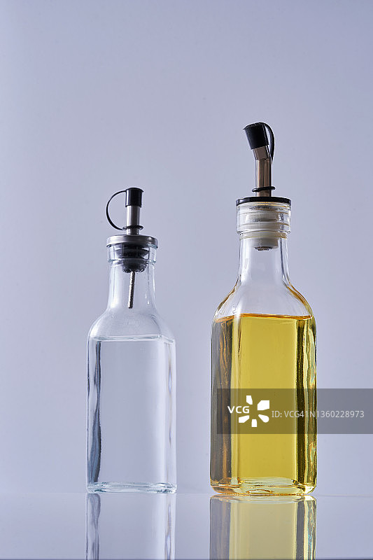 白醋和橄榄油白色背景图片素材