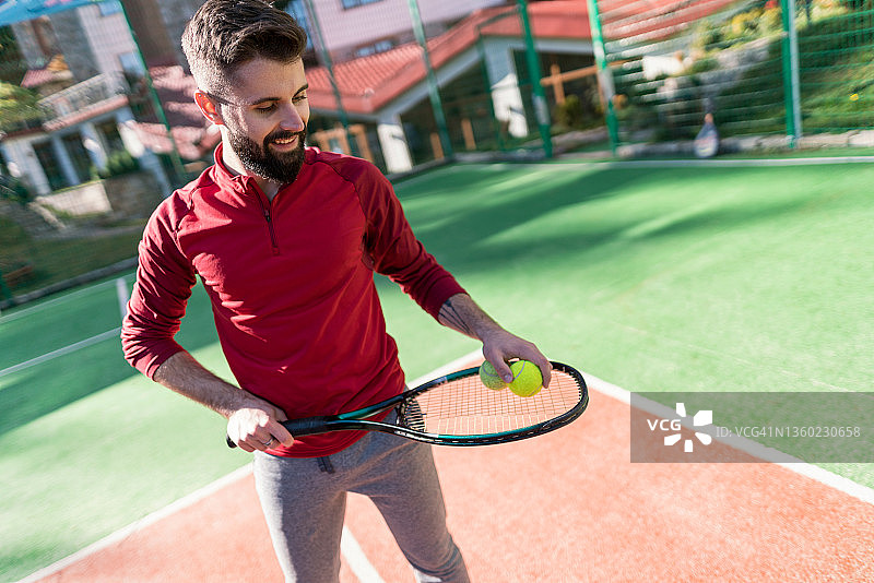 挑选网球的运动员图片素材