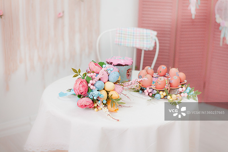 蛋糕与彩蛋复活节装饰品图片素材