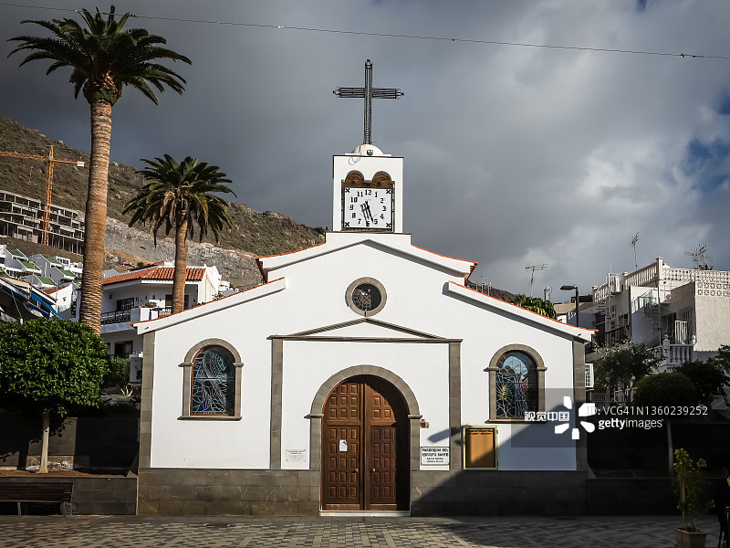 特内里费岛洛斯吉甘特斯镇中心的白色教堂外墙图片素材