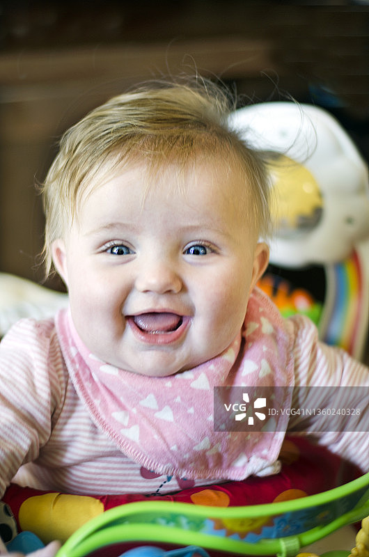 围着围兜的快乐宝宝图片素材