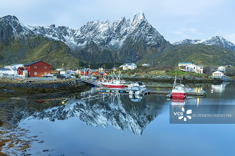 挪威的渔村和黄昏时分山脉图片素材