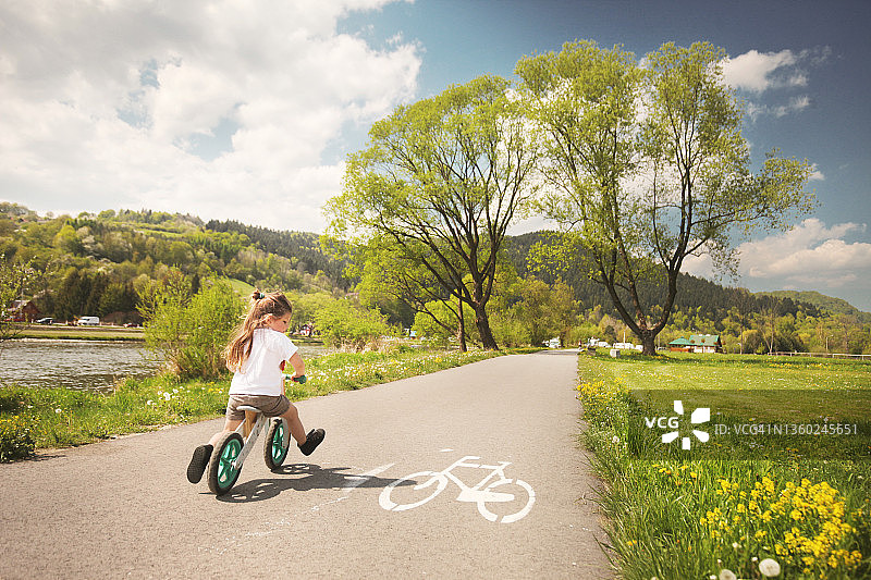 女孩在山间小路骑平衡车图片素材