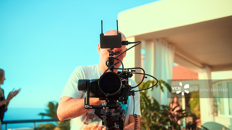 在露台上拍摄照片图片素材