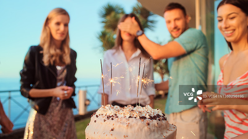 花园生日聚会：夏日友人惊喜派对图片素材