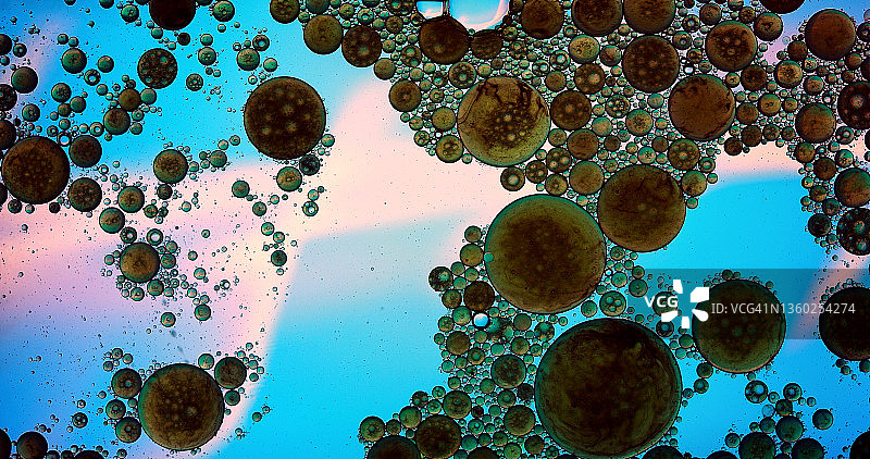 液体表面漂浮气泡特写图片素材