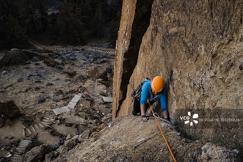 史密斯岩州立公园女性攀岩者俯拍图片素材