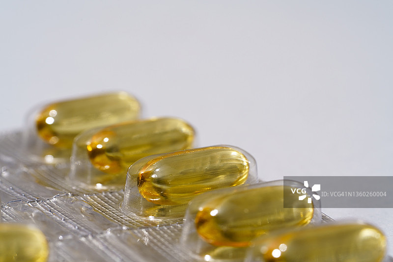 灰色背景上的Omega-3脂肪酸胶囊图片素材