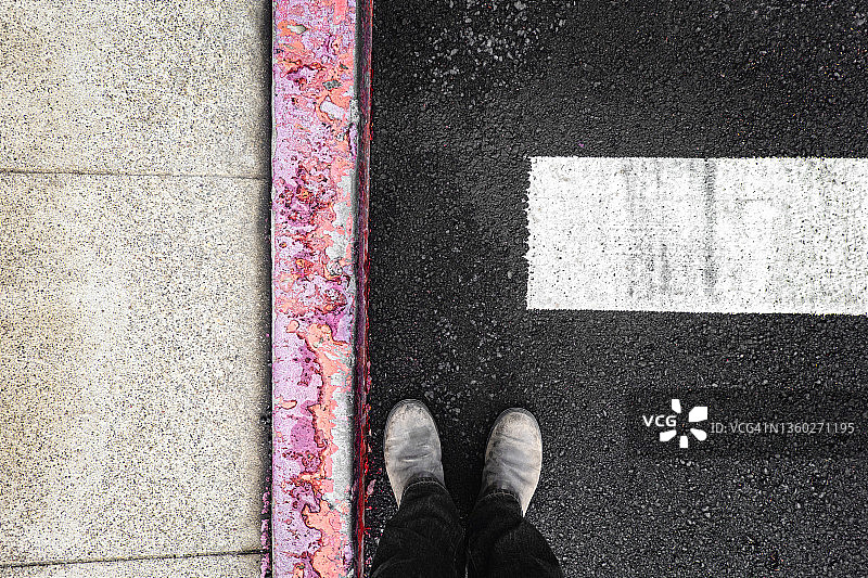 俯视红色路缘和沥青图片素材