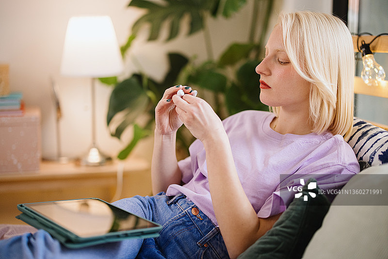 年轻女人在卧室用平板电脑视频通话图片素材