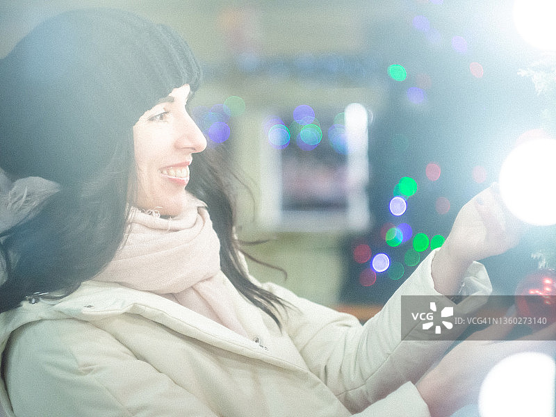 美女欢乐的圣诞时光图片素材