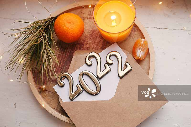 2022新年红包、蜡烛和橘子装饰图片素材