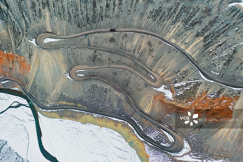 峡谷中蜿蜒的道路图片素材