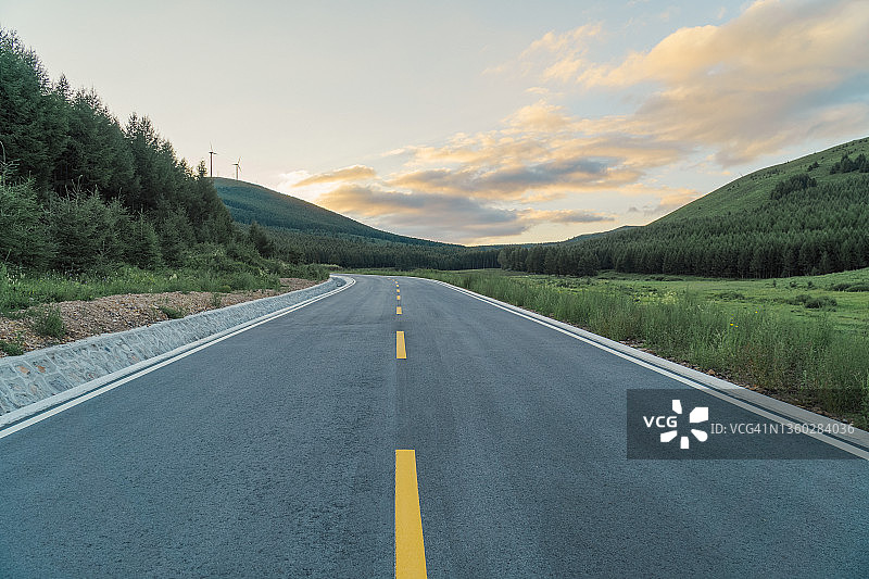 夏季自然道路风光图片素材
