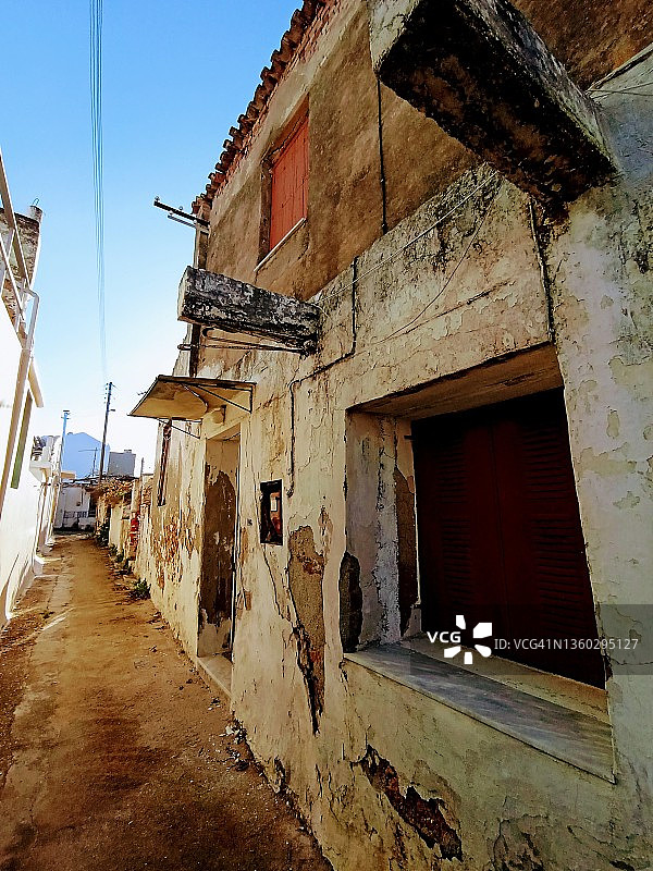 消失的希腊：克里特岛加拉塔斯村巷子里的一座废弃老建筑图片素材