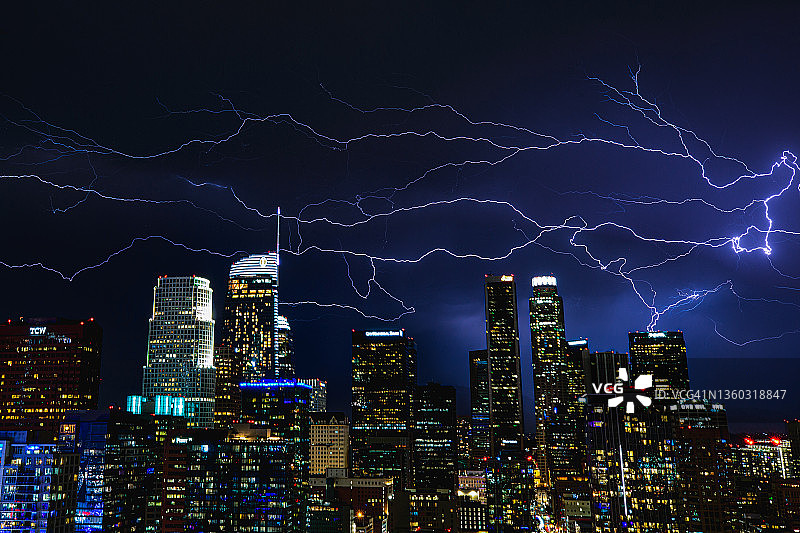 洛杉矶市中心的闪电图片素材