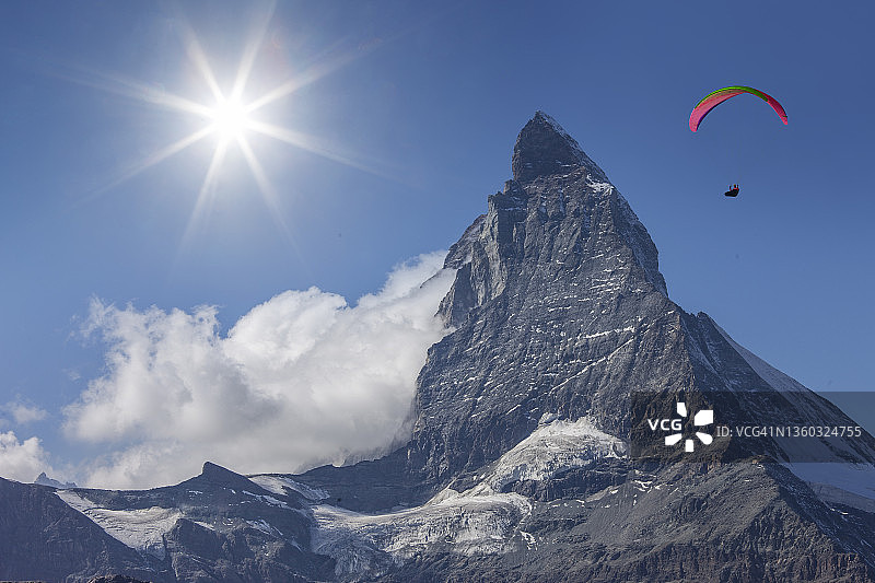 在马特洪峰上空滑翔的滑翔伞图片素材