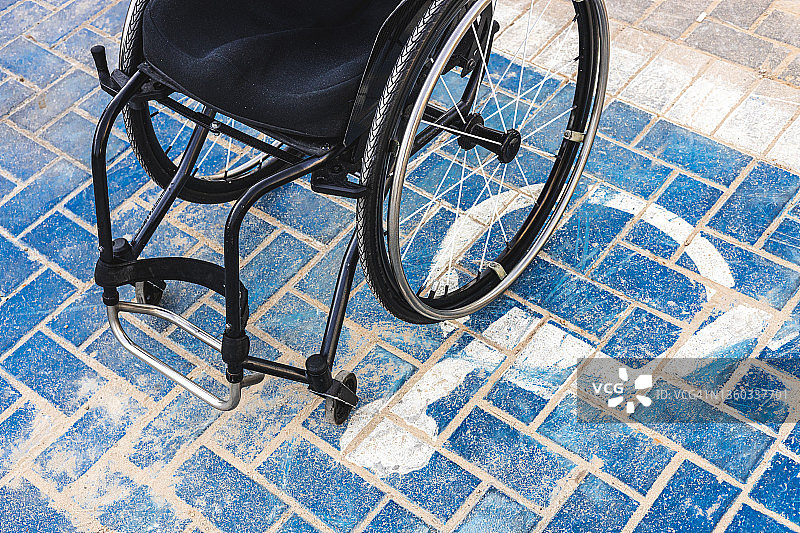 残疾人停车位上的轮椅图片素材