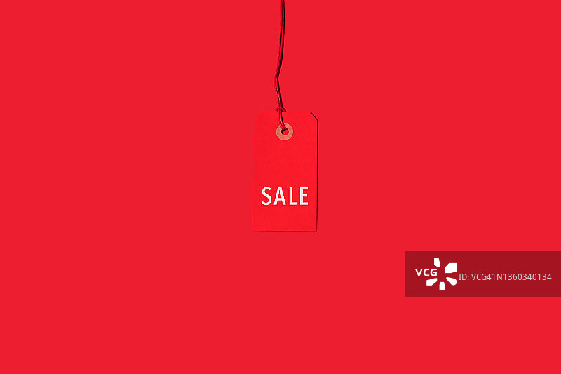 红色价格标签，带有“SALE”字样，黑色星期五购物优惠图片素材