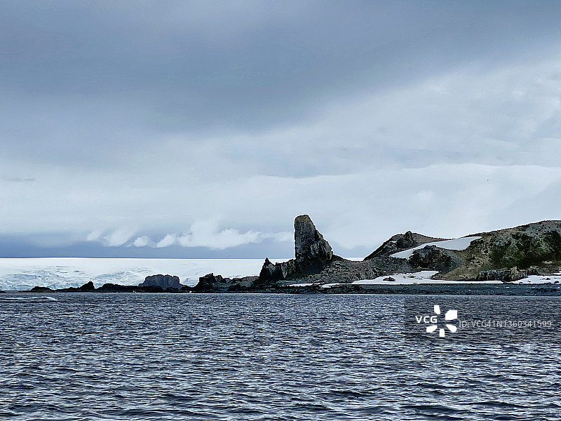 南设得兰群岛的岩石海岸线图片素材