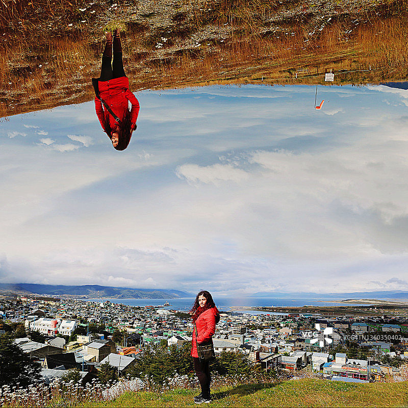 站在二维空间里的女人图片素材