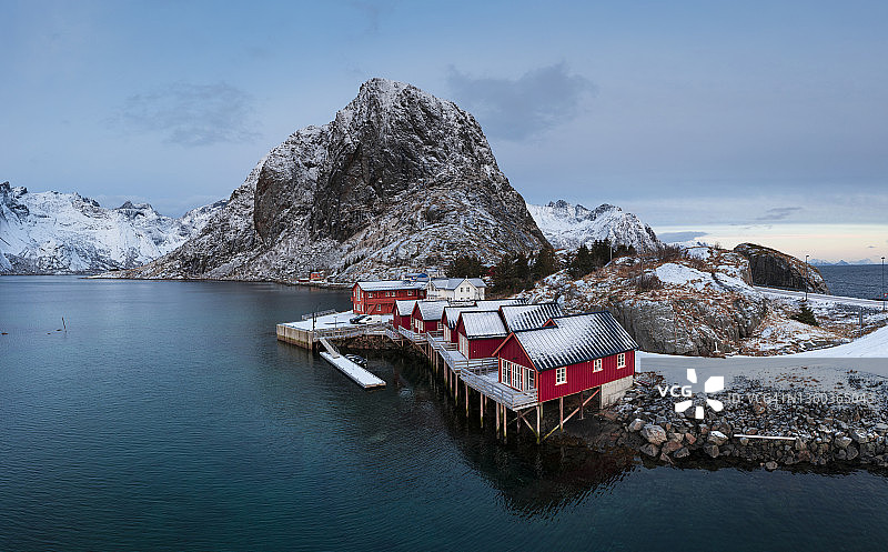 挪威罗弗敦群岛峡湾的红色高脚屋图片素材