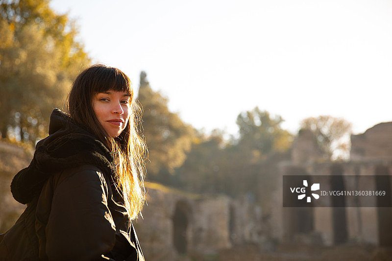 美丽的年轻女旅行者肖像图片素材