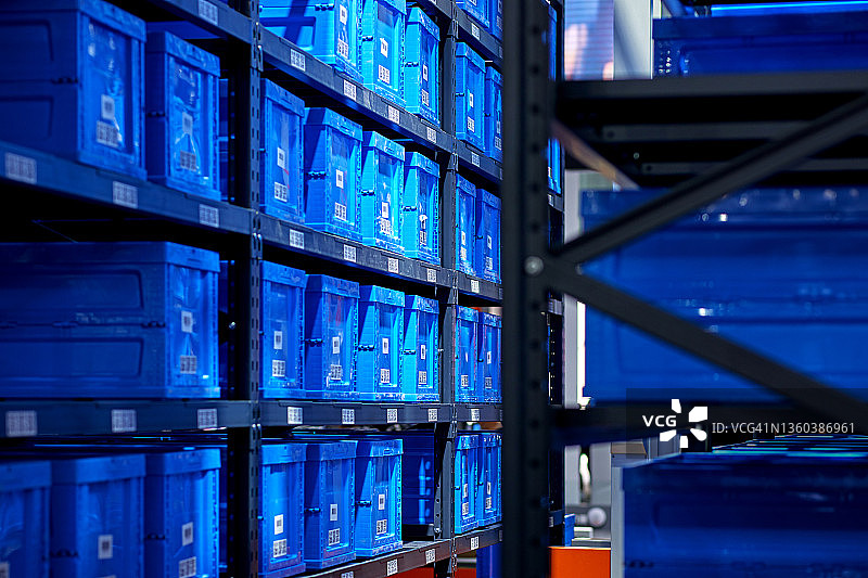 仓库中的蓝色板条箱和货架图片素材
