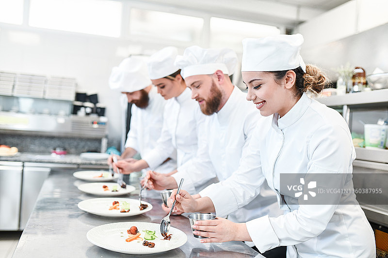 厨师为晚餐添加特别配料的烹饪比赛图片素材