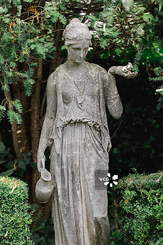 花园中的意大利古代女神雕像图片素材