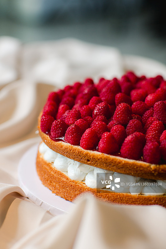 覆盆子奶油非传统婚礼蛋糕的精美细节特写照片图片素材