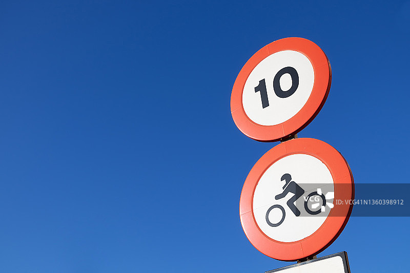 两个圆形交通标志图片素材