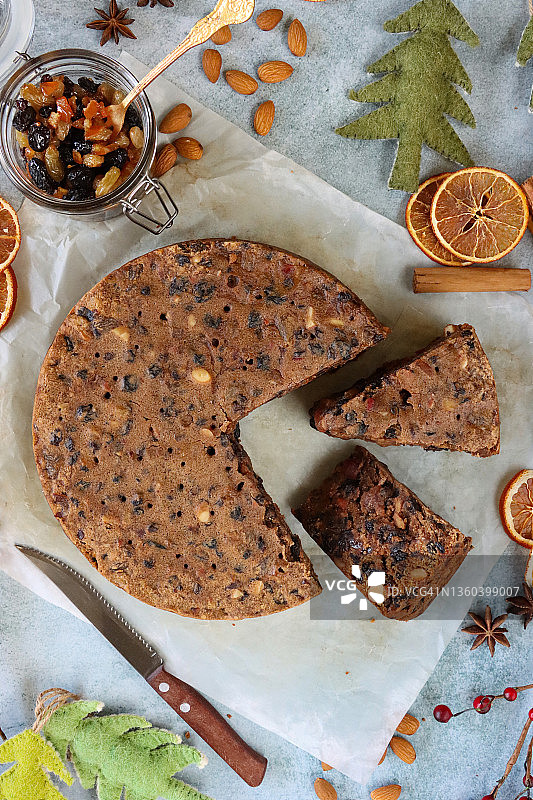 自制圣诞水果蛋糕、肉馅、圣诞树和香料图片素材