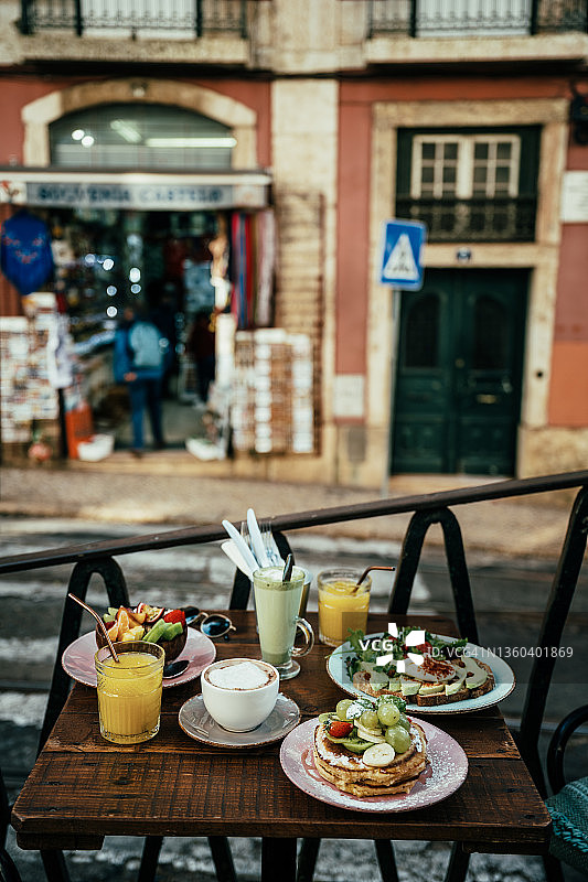 里斯本阿尔法玛区街边咖啡馆的早午餐桌图片素材