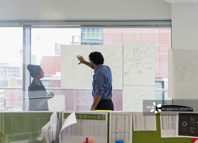 商务人士头脑风暴图片素材