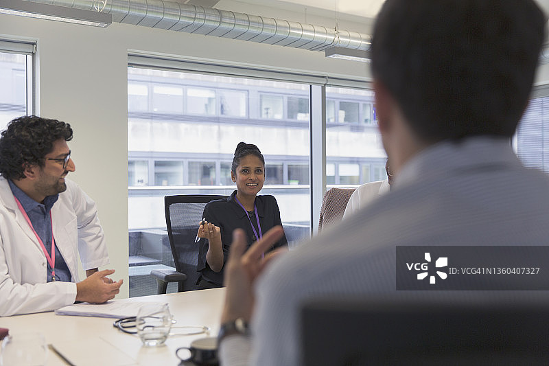 医生们在会议室开会图片素材