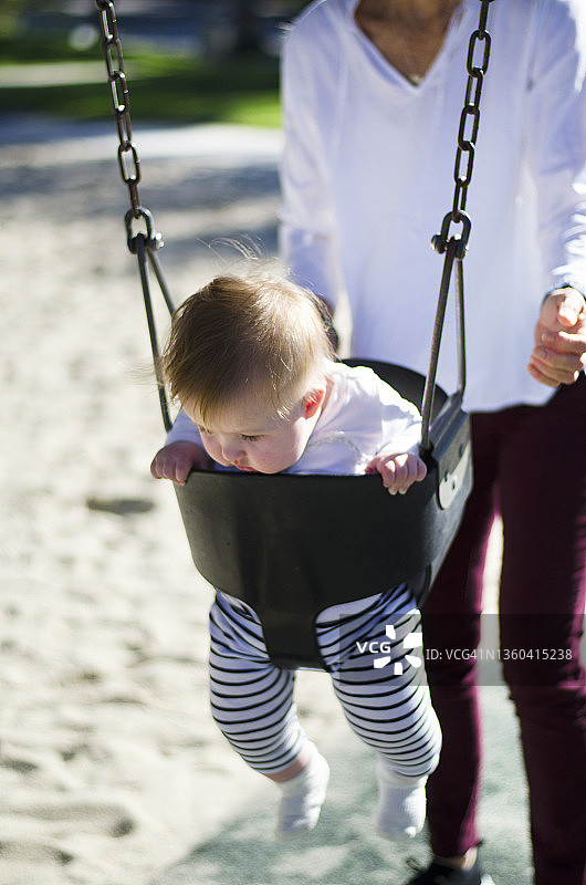 奶奶在秋千上推宝宝图片素材