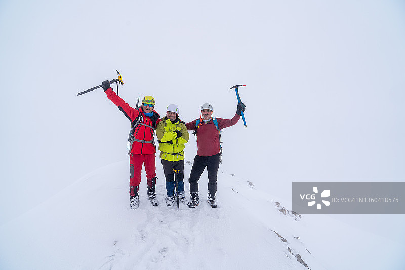 登山队在冬季雾天登顶图片素材