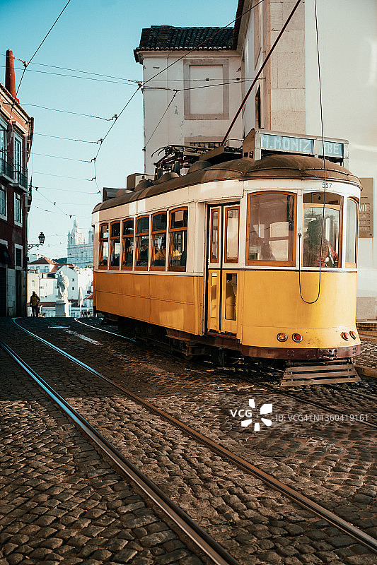 行驶在里斯本阿尔法玛地区的有轨电车图片素材