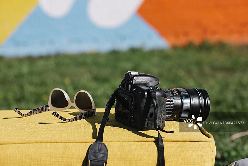 相机与太阳镜图片素材