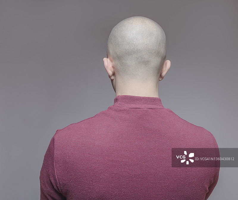背对镜头的光头男子图片素材