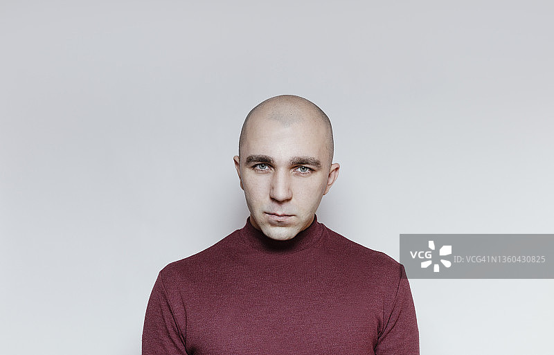 穿高领毛衣的光头男子反讽肖像图片素材