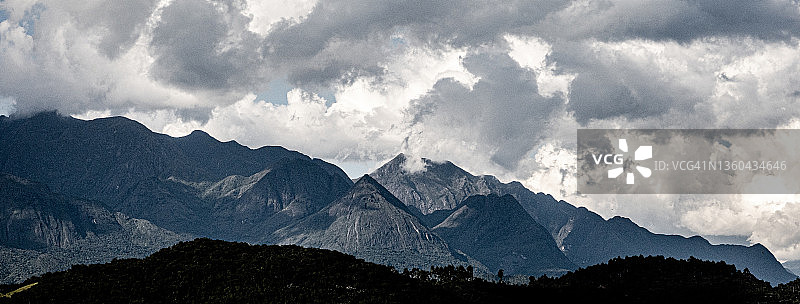 里约热内卢伊塔蒂亚亚国家公园曼蒂凯拉山脉图片素材