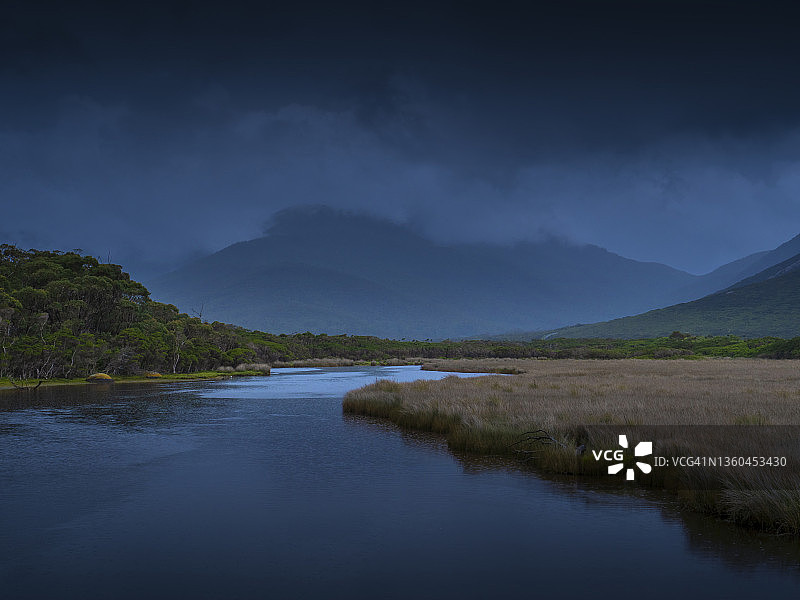 澳大利亚维多利亚州威尔逊斯 Promontary 国家公园潮汐河的夏日雾雨图片素材