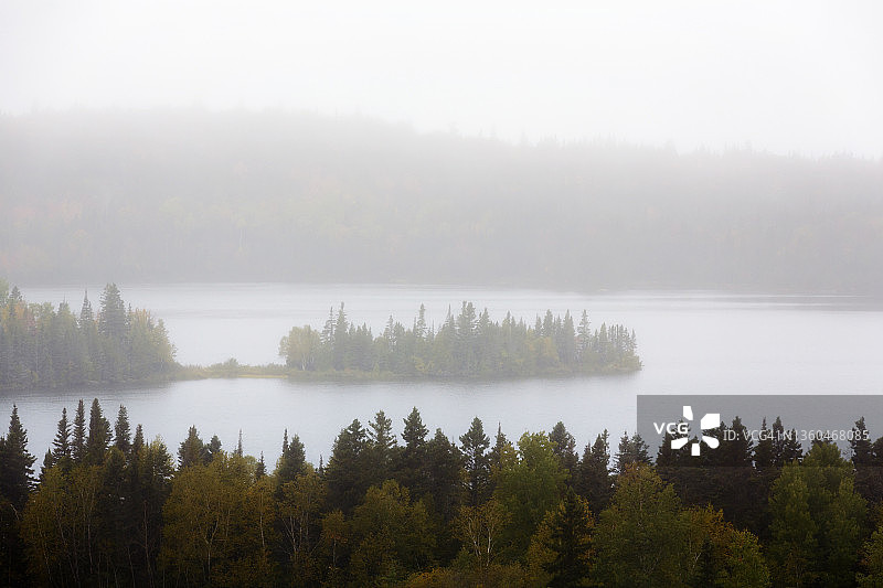 圣卢克-德马塔纳贝尔尼埃湖雨天图片素材