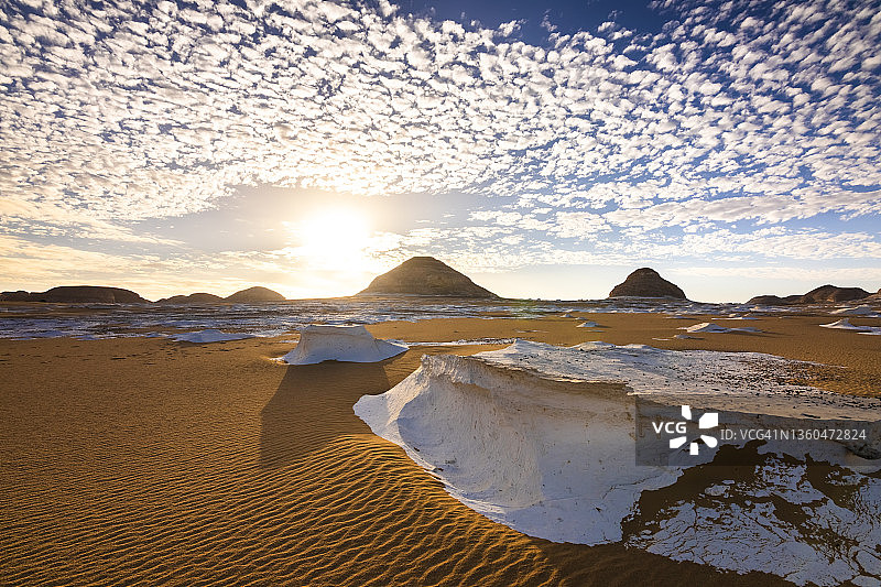 日出时分，埃及撒哈拉沙漠白色沙漠中的白垩岩层图片素材